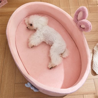 caniche couche dans Panier pour Chien sur sol de bois