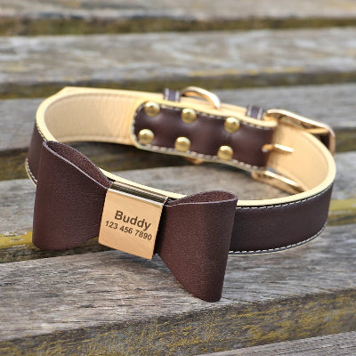 collier-brun-à -noeud-papillon-sur-table-de-bois-en-extérieur
