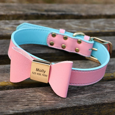 collier-rose-à -noeud-papillon-sur-table-de-bois-en-extérieur