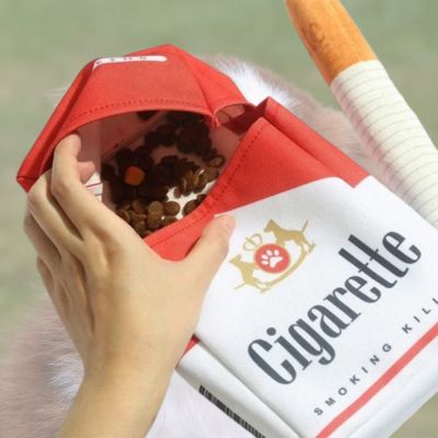 jouet pour chien en forme de etui a cigarette contient gateries pour chien