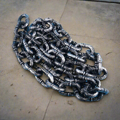 longe pour chien en fausse chaine en plastique sur plancher