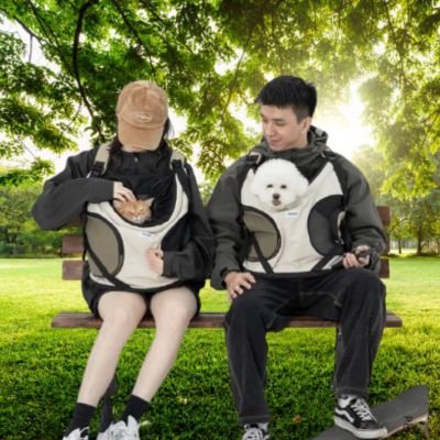 2 jeunes gens assis sur banc de parc avec chiens dans sac de transport pour chien
