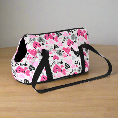 sac-de-transport-pour-chien-sur-table-en-bois