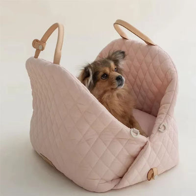 poméranien brun couche dans sac de transport pour chien rose dans une piece blanche