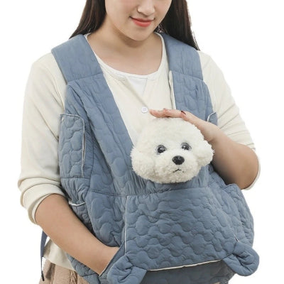 dame portant peluche caniche blanc dans sac bleu