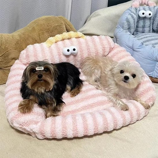 shitzu noir assis sur Canapé pour chien rose