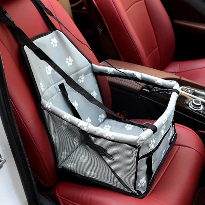siège auto pour chien gris sur banquette avant de voiture