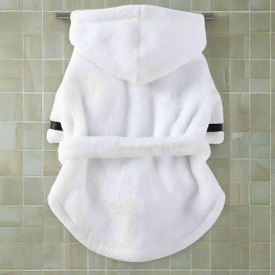 vetement pour chien blanc dans salle de bain