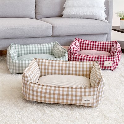 3 couleurs de Lit pour Chien sur moquette blanche