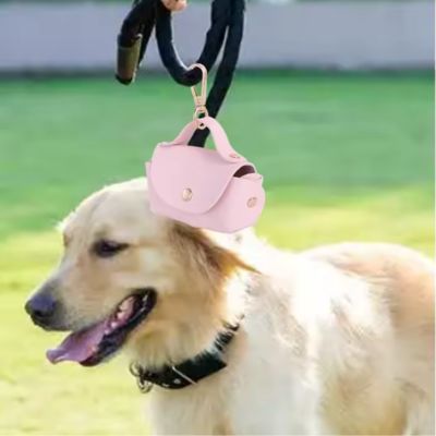 golden retriver avec distributeur sac à crotte accroché à laisse