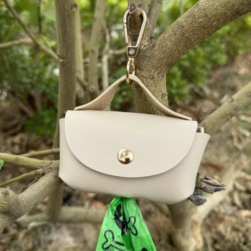 distributeur sac à crotte accroché à branche