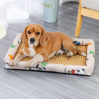 beagle couche sur Tapis Chien rafraichissant au sol