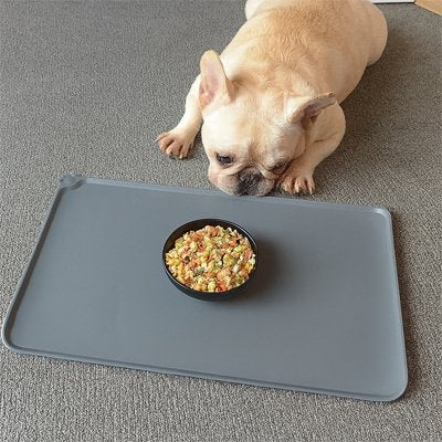 bouledogue francais en arriere de Tapis gamelle Chien gris