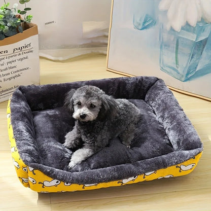 caniche gris couche dans canape lit pour chien sur le sol