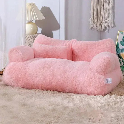 canapé pour chien rose sur moquette beige