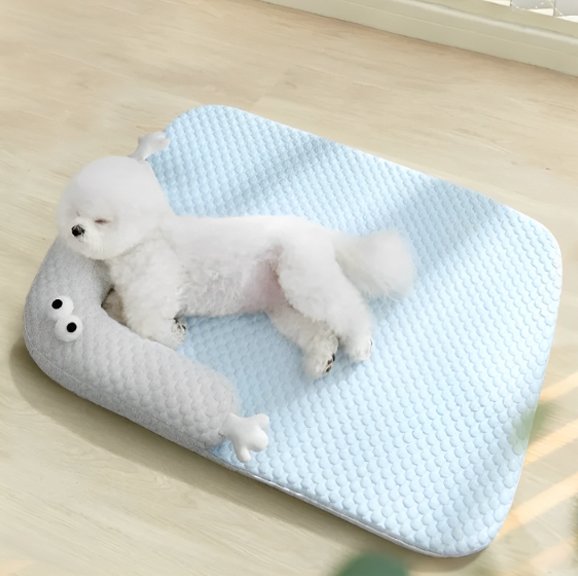 caniche blanc couche sur Tapis rafraichissant chien