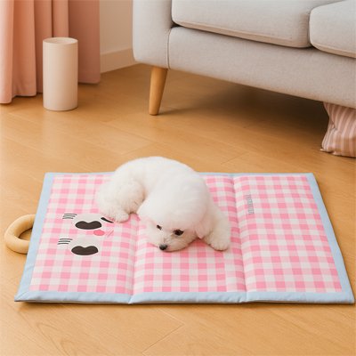 caniche blanc couche sur Tapis rafraîchissant Chien sur sol