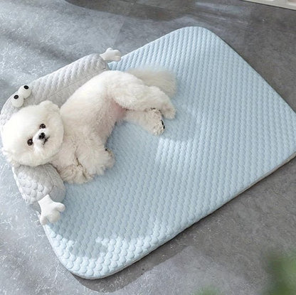 caniche blanc couche sur Tapis rafraichissant chien