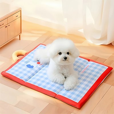 caniche blanc couche sur Tapis rafraîchissant Chien sur sol de bois