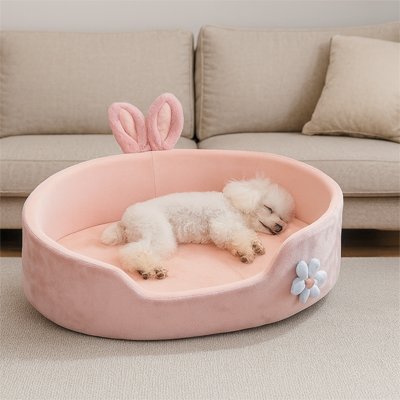 caniche couche dans Panier pour Chien sur sol de bois