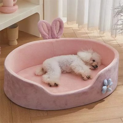 caniche couche dans Panier pour Chien sur sol de bois