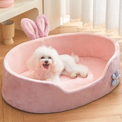 caniche couche dans Panier pour Chien sur sol de bois