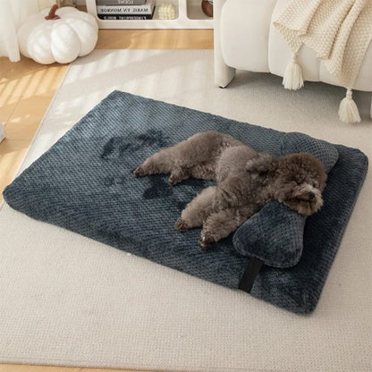 caniche dort sur Lit pour chien gris fonce