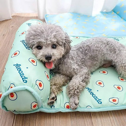 caniche gris est couche sur Tapis rafraichissant chien sur plancher