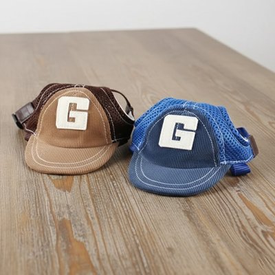 Casquette chien​ sur table 
