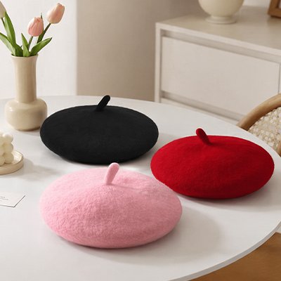 chapeau Chien sur table blanche
