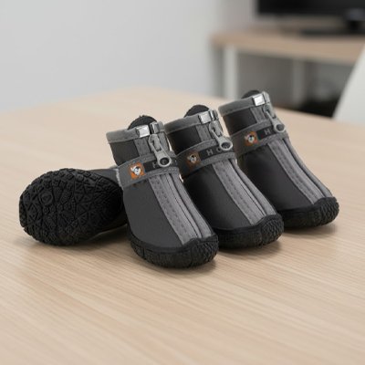 Chaussures pour chien sur table bois