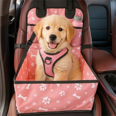 chiot golden retriever assis dans Siege auto chien rose sur siège en cuir