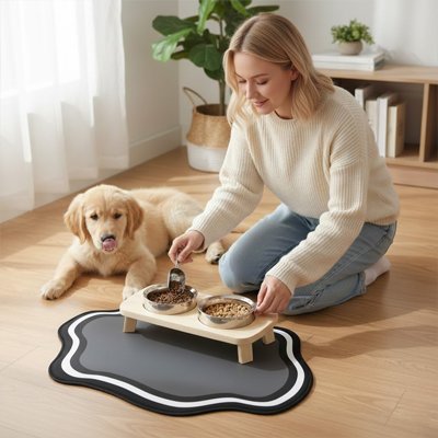 chiot golden retriever en face de Tapis absorbant gamelle chien​ avec dame qui donne nourriture