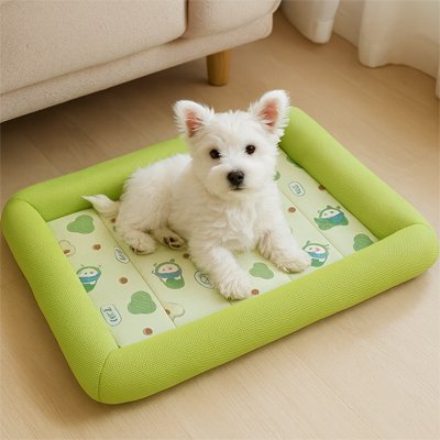 chiot westie est couche sur Tapis pour Chien rafraichissant