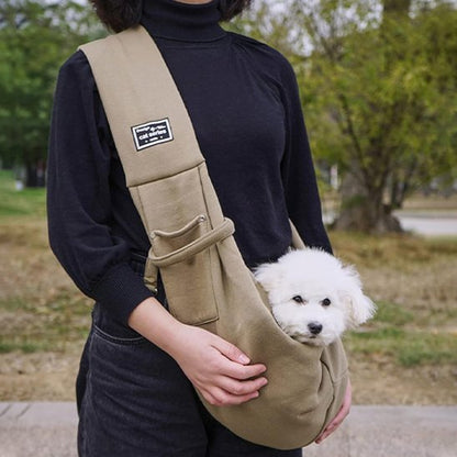 dame porte caniche dans Sac chien dans parc
