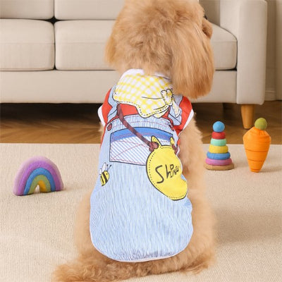 caniche brun portant déguisement chien salopup est assis sur moquette beige