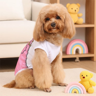 caniche brun portant déguisement chien salopup est assis sur moquette beige