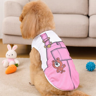 caniche brun portant déguisement chien salopup est assis sur moquette blanche