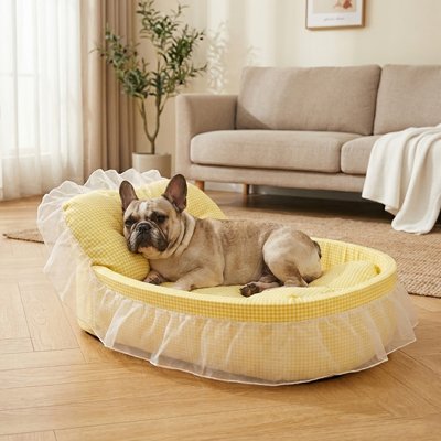 frenchie couché dans Lit pour Chien jaune