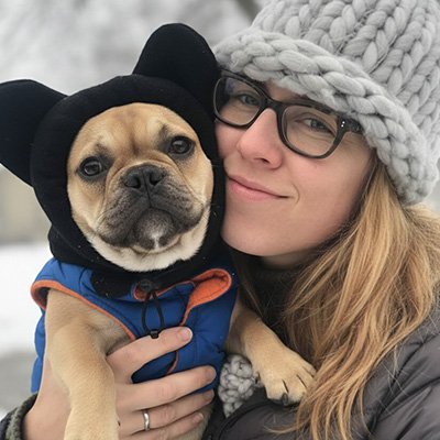 frenchie porte Bonnet pour chien avec dame à lunettes