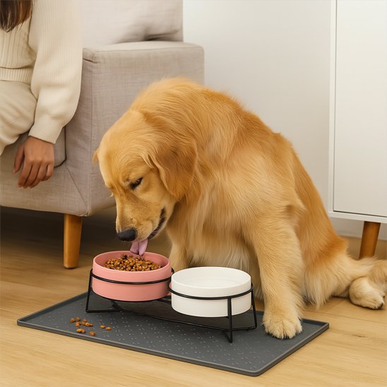 golden retriever mange sur Tapis pour gamelle Chien gris