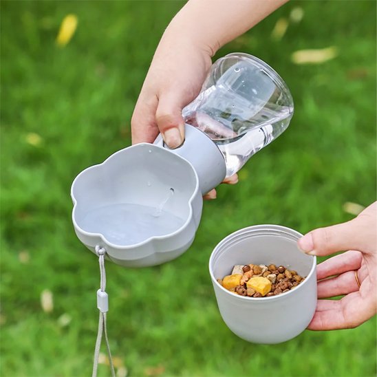 Gourde pour Chien dans la main de femme