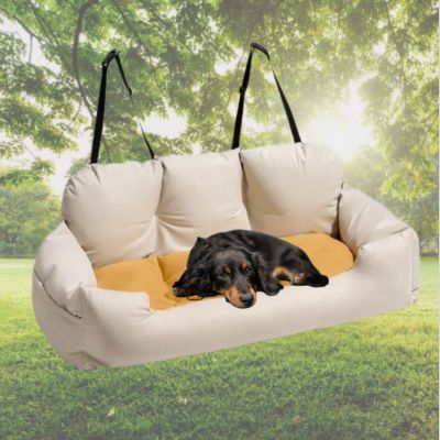 variante-beige-avec-chien-noir-couche-sur-grand-panier-pour-chien-sur-fond-de-pre-ensoleille