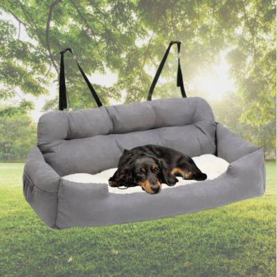 variante-gris-pale-avec-chien-noir-couche-sur-grand-panier-pour-chien-sur-fond-de-pre-ensoleille