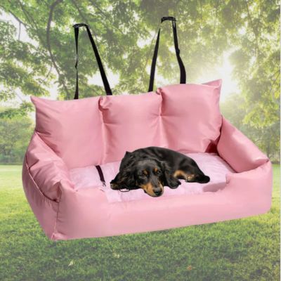 variante-rose-avec-chien-noir-couche-sur-grand-panier-pour-chien-sur-fond-de-pre-ensoleille