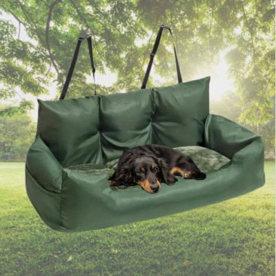 variante-vert-avec-chien-noir-couche-sur-grand-panier-pour-chien-sur-fond-de-pre-ensoleille