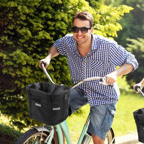 homme en promenade avec Panier velo chien 