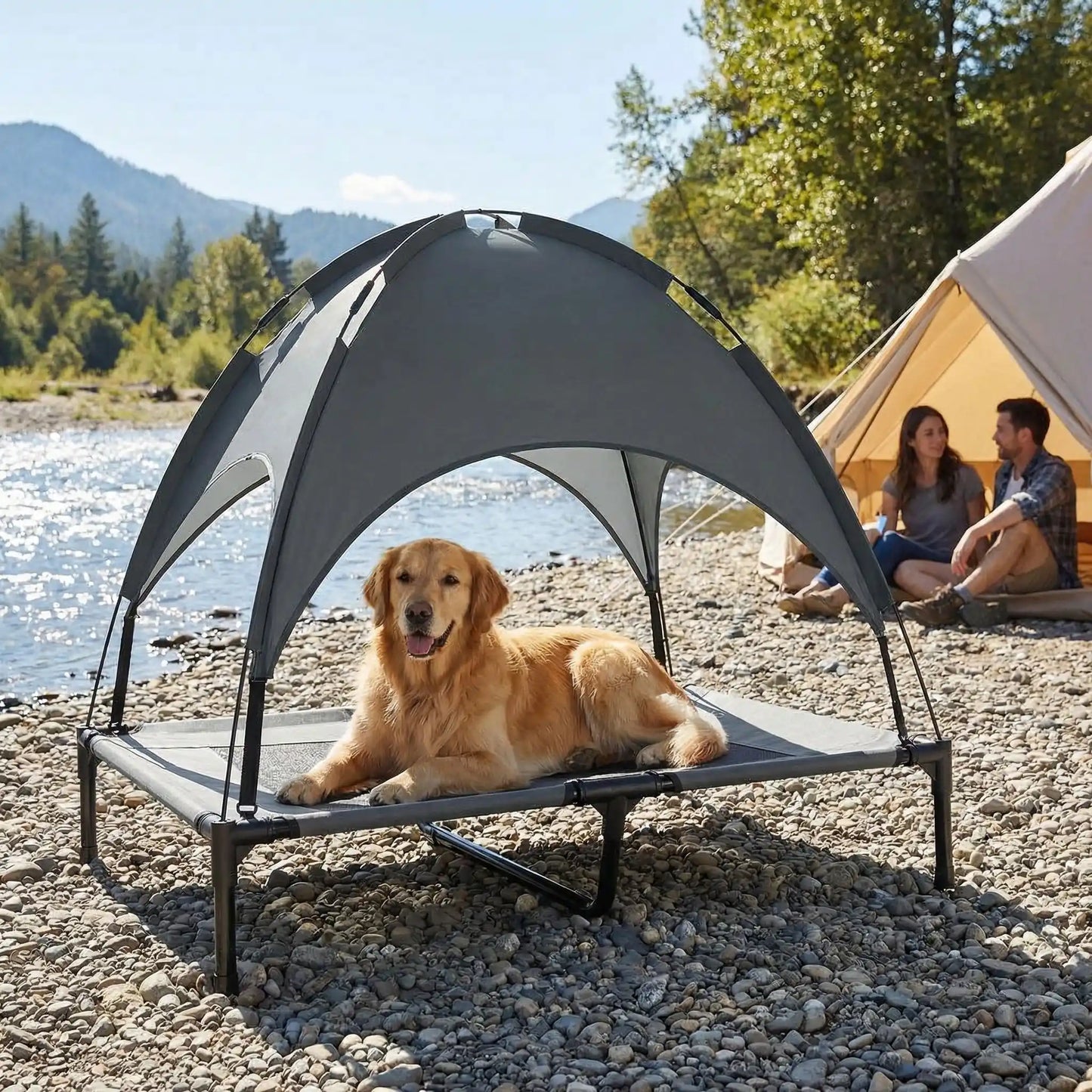 golden retriever couché sur lit de camp pour chiens sous dome près de rivière