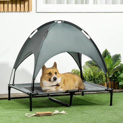 corgi couché sous dôme de lit de camp pour chiens près de la maison