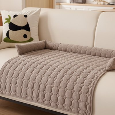Lit pour chien sur sofa blanc